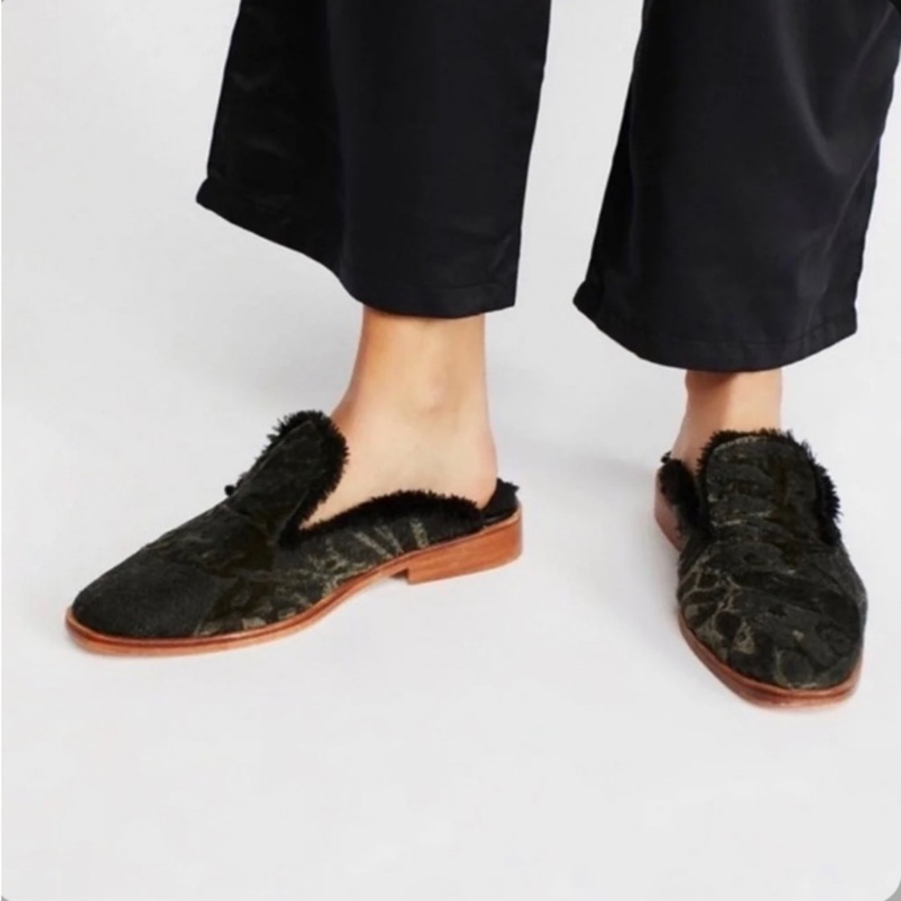 Free People Butterfly Effect Black Velvet Faux Sherpa Lined Flats EU 36/37 BNWOB - Picture 3 of 14